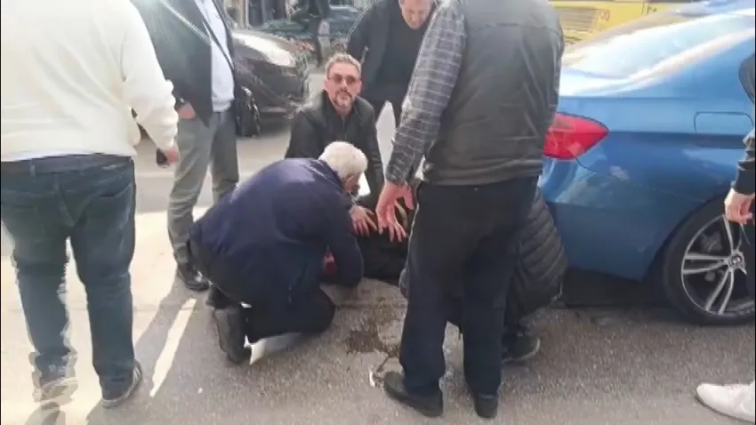 Bariyerlere çarpan araç sürücüsü, yoluna devam ettiği sırada taksiye çarptı haberinin görseli