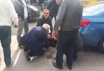 Bariyerlere çarpan araç sürücüsü, yoluna devam ettiği sırada taksiye çarptı