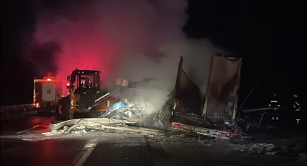 Bolu’da tekstil yüklü tır alev aldı