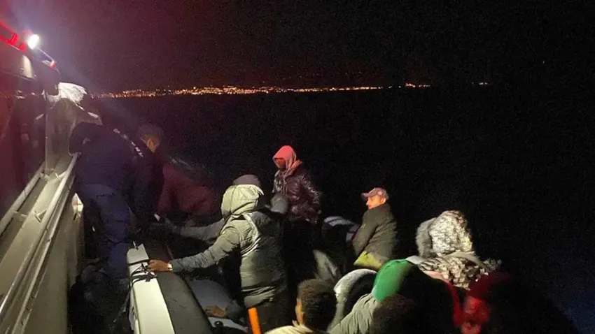 Dikili ve Foça açıklarında 75 düzensiz göçmen kurtarıldı