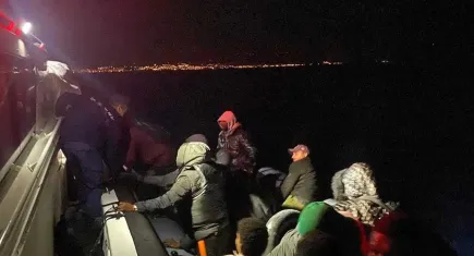 Dikili ve Foça açıklarında 75 düzensiz göçmen kurtarıldı