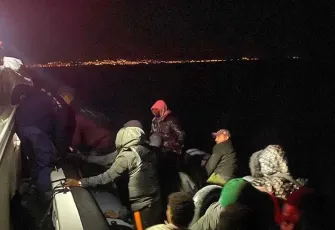Dikili ve Foça açıklarında 75 düzensiz göçmen kurtarıldı