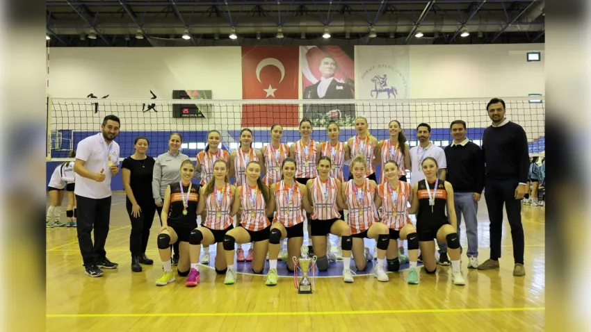 İEÜ Kadın Voleybol Takımı namağlup şampiyon haberinin görseli