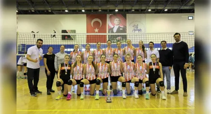 İEÜ Kadın Voleybol Takımı namağlup şampiyon