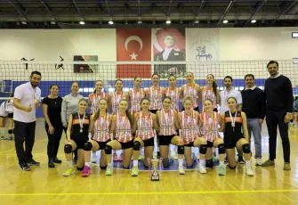 İEÜ Kadın Voleybol Takımı namağlup şampiyon