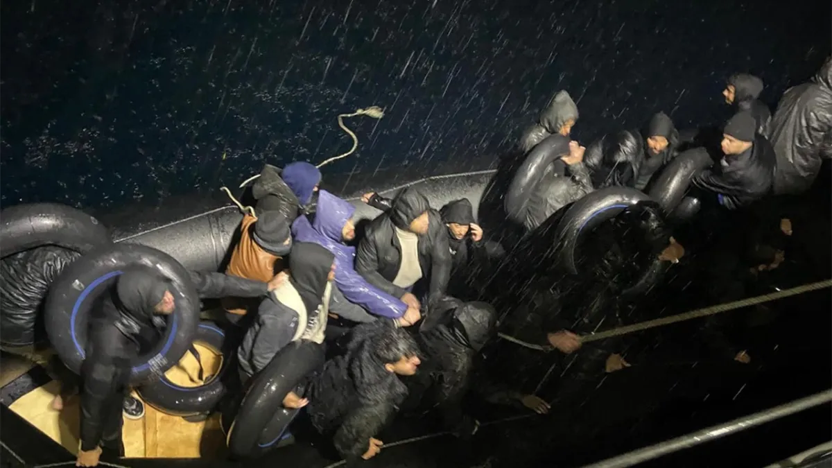 İzmir haber: Karaburun açıklarında 26 düzensiz göçmen kurtarıldı haberinin görseli