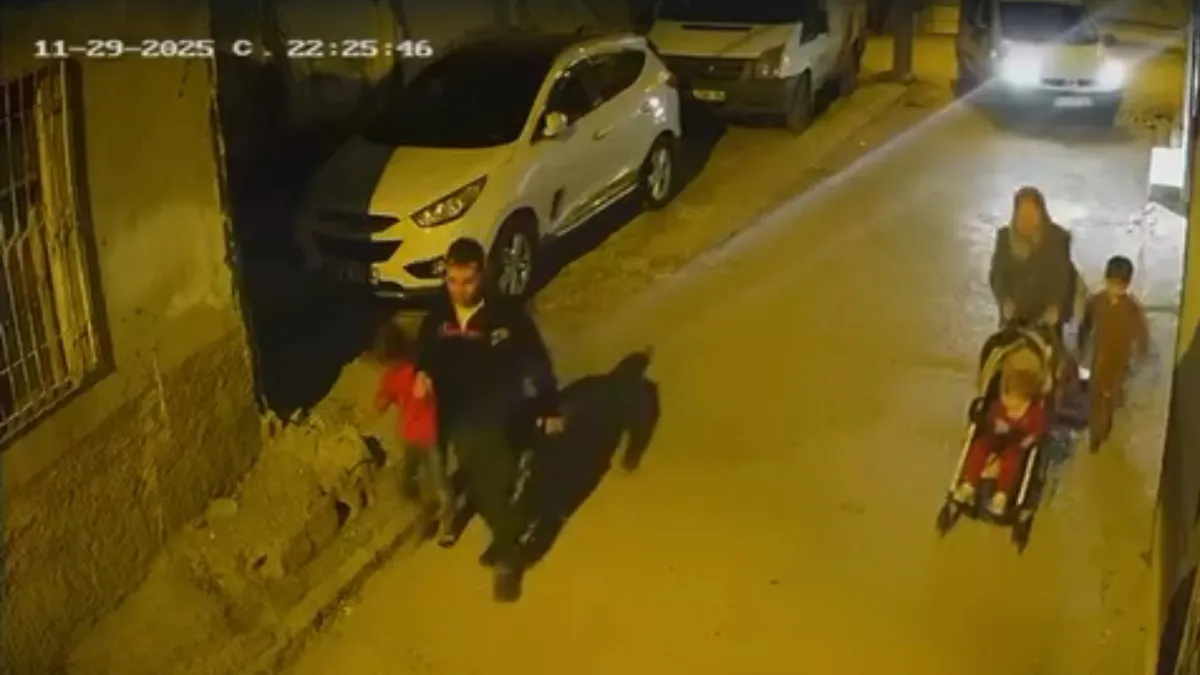 Küçük çocuğa şiddet kameraya yansıdı: Önce başını araca çarptı, ardından yere fırlattı haberinin görseli