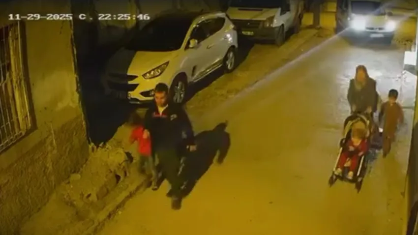 Küçük çocuğa şiddet kameraya yansıdı: Önce başını araca çarptı, ardından yere fırlattı haberinin görseli