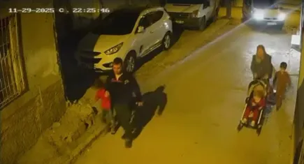 Küçük çocuğa şiddet kameraya yansıdı: Önce başını araca çarptı, ardından yere fırlattı
