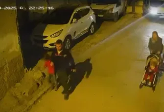 Küçük çocuğa şiddet kameraya yansıdı: Önce başını araca çarptı, ardından yere fırlattı