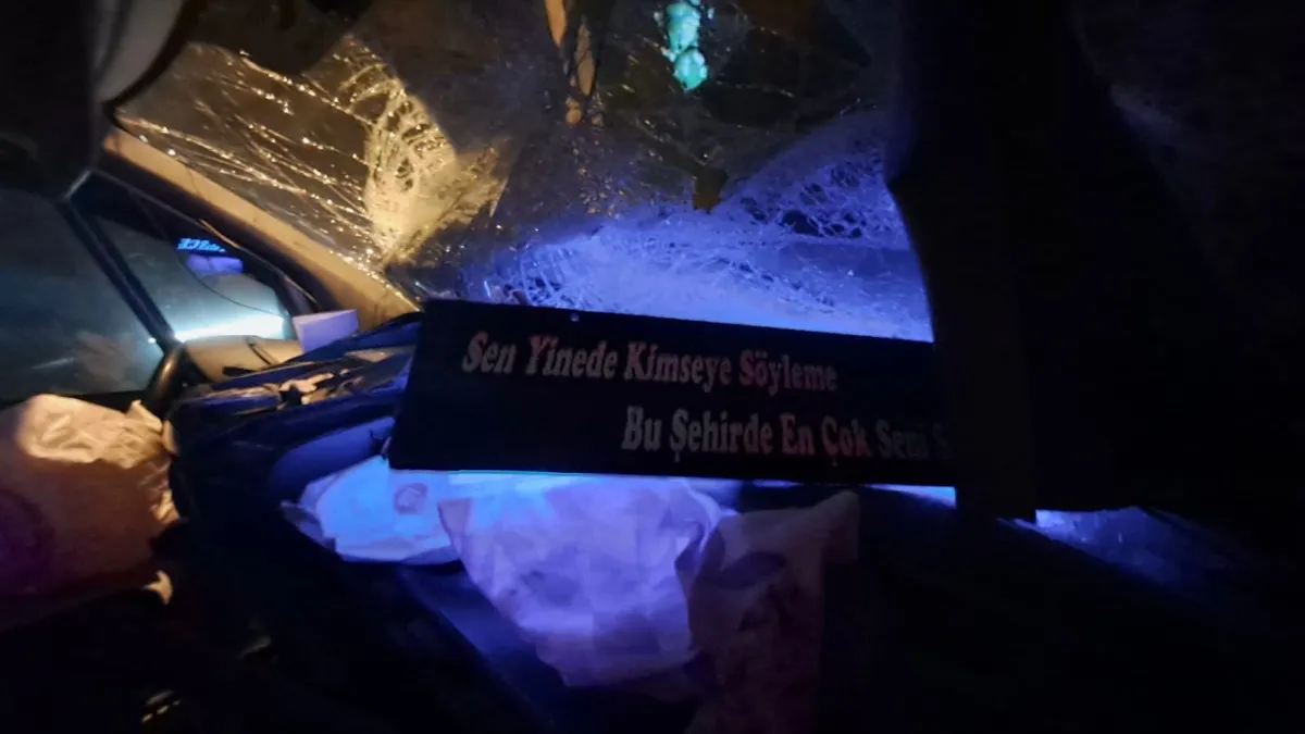 Tünelde meydana gelen kazada minibüs TIR’a çarptı: 2 yaralı haberinin görseli