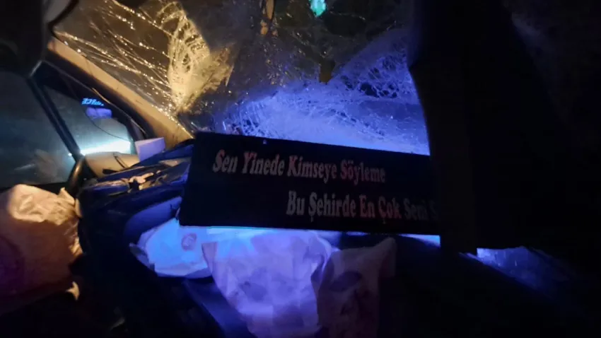 Tünelde meydana gelen kazada minibüs TIR’a çarptı: 2 yaralı haberinin görseli