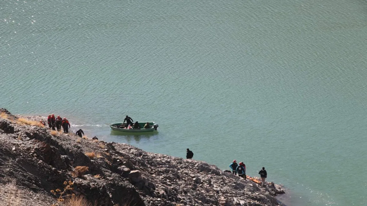 Van'da korkunç kaza: Baraja uçan otomobildeki üç kişi hayatını kaybetti haberinin görseli