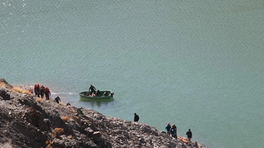 Van'da korkunç kaza: Baraja uçan otomobildeki üç kişi hayatını kaybetti