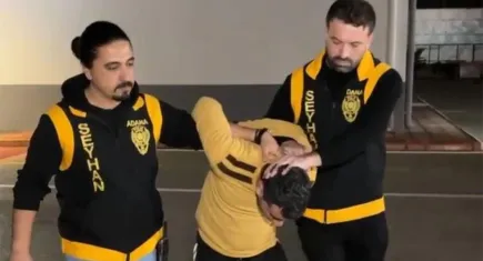 Başını otomobile çarptığı kızını, yere fırlatan baba tutuklandı