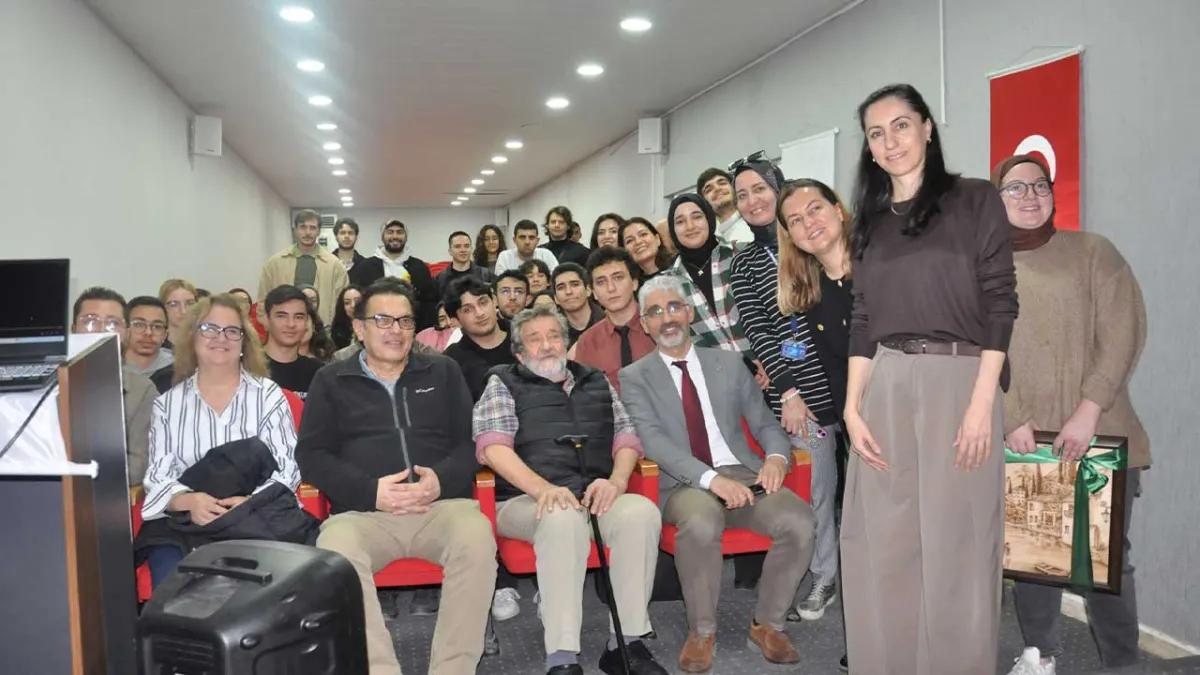 Duayen Savaş Muhabiri Coşkun Aral, Ege'de öğrencilerle buluştu haberinin görseli