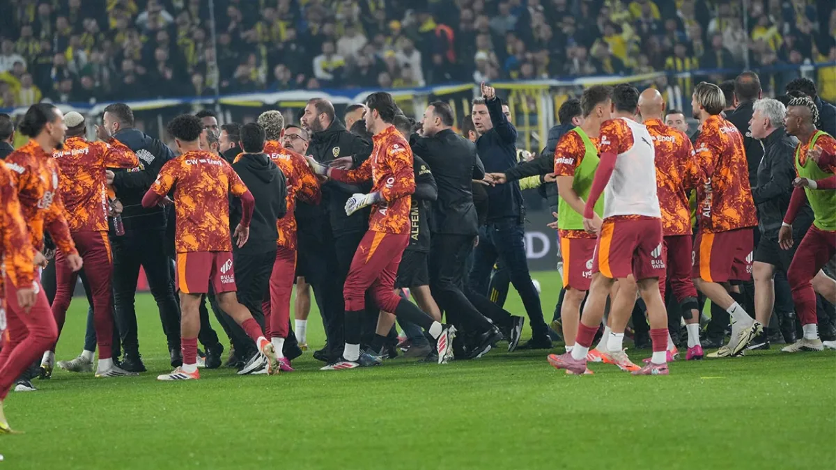 Fenerbahçe – Galatasaray maçı öncesi gerginlik: Isınmada futbolcular birbirine girdi haberinin görseli