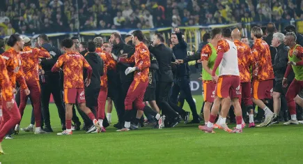 Fenerbahçe – Galatasaray maçı öncesi gerginlik: Isınmada futbolcular birbirine girdi