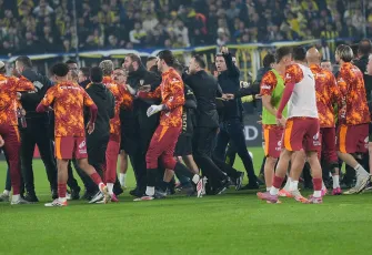 Fenerbahçe – Galatasaray maçı öncesi gerginlik: Isınmada futbolcular birbirine girdi