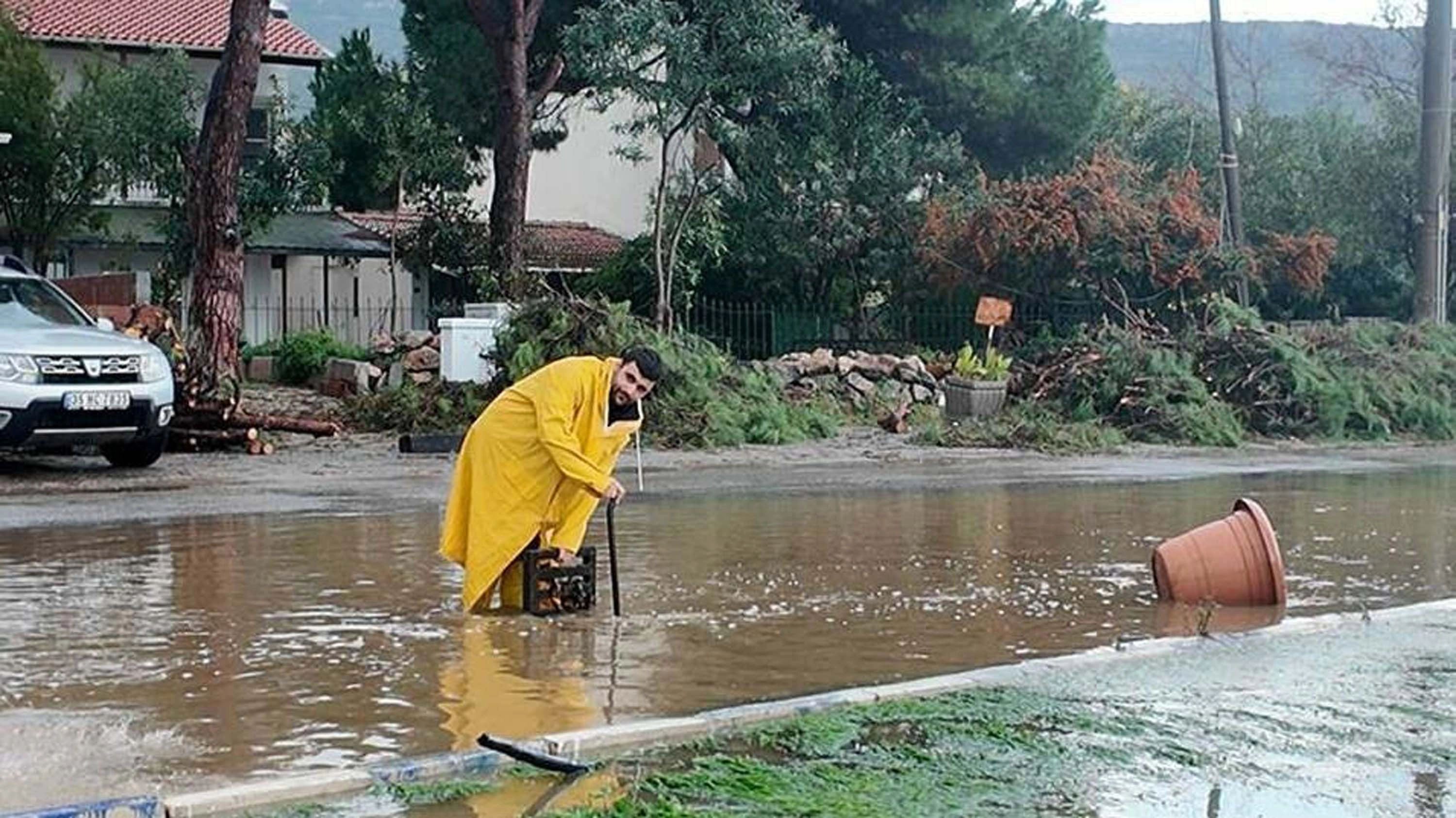İzmir’de sağanak etkili oldu başlıklı video haberin görseli