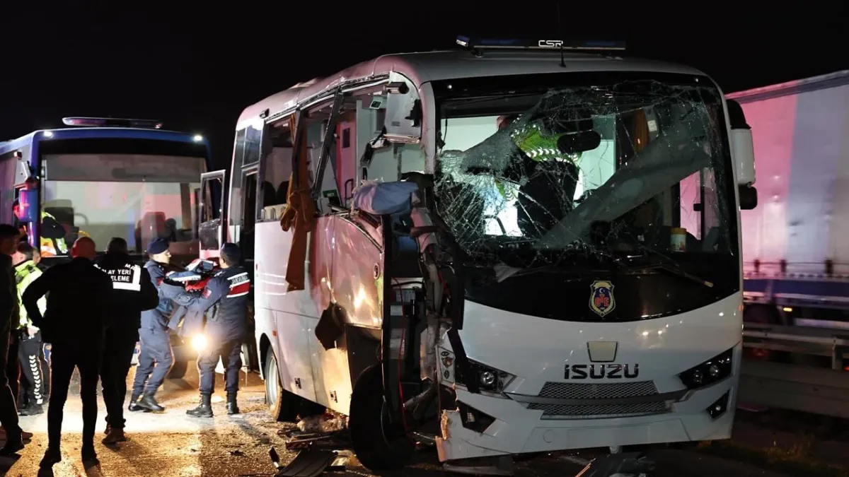 Mahkum taşıyan midibüsün de karıştığı zincirleme kazada 23 kişi yaralandı haberinin görseli
