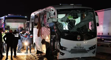 Mahkum taşıyan midibüsün de karıştığı zincirleme kazada 23 kişi yaralandı
