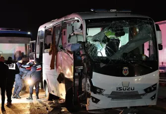 Mahkum taşıyan midibüsün de karıştığı zincirleme kazada 23 kişi yaralandı