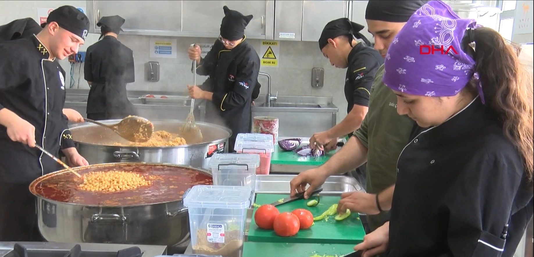 Meslek lisesinin kazanları ihtiyaç sahibi öğrenciler için kaynıyor başlıklı video haberin görseli