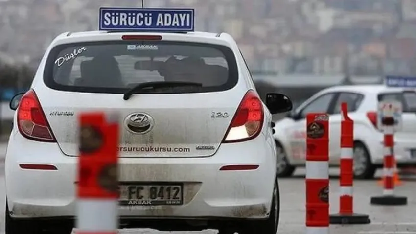 Aday sürücü ehliyetlerinde yeni dönem: Anayasa Mahkemesi düzenlemeyi durdurdu haberinin görseli