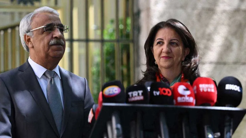 DEM Parti Heyeti İmralı'ya gitti haberinin görseli