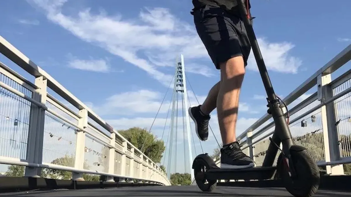 Elektrikli scooterlarda yeni dönem: Yazılım ile belirli alanların dışına çıkılması engellenecek haberinin görseli