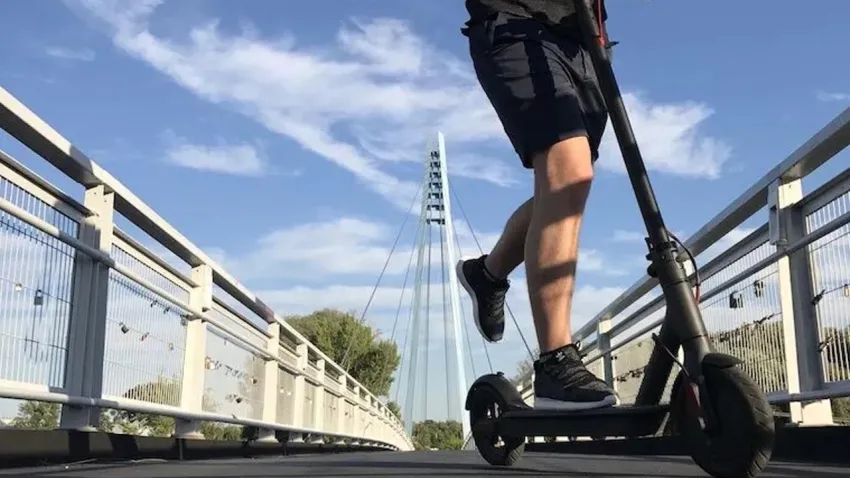 Elektrikli scooterlarda yeni dönem: Yazılım ile belirli alanların dışına çıkılması engellenecek haberinin görseli