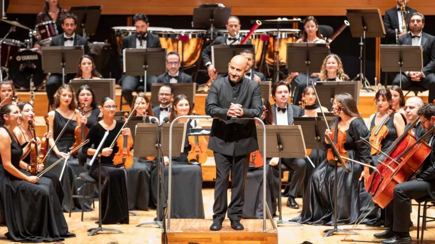 İzmir Oda Orkestrası, yeni sezonda sanatseverleri büyülemeyi sürdürüyor