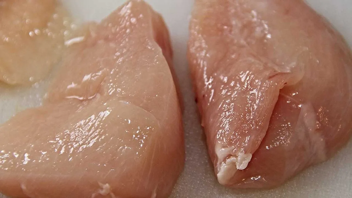 BESD-BİR'den tavuk eti zehirlenmeleri açıklaması: Risk, çoğunlukla hazırlık sürecindeki hatalardan kaynaklanıyor haberinin görseli