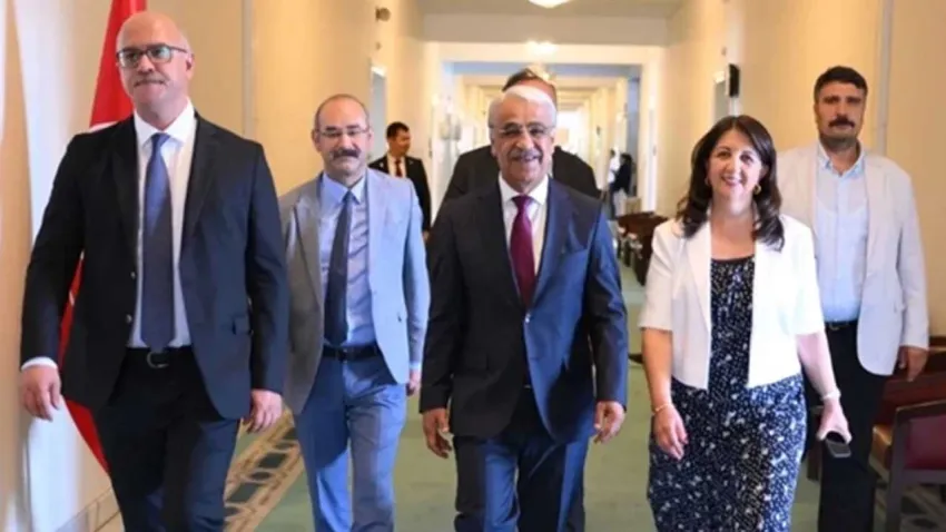 DEM Parti İmralı heyeti teröristbaşı Öcalan ile görüştü: "Barış Yasası" ve "Darbe Mekaniği" vurgusu haberinin görseli