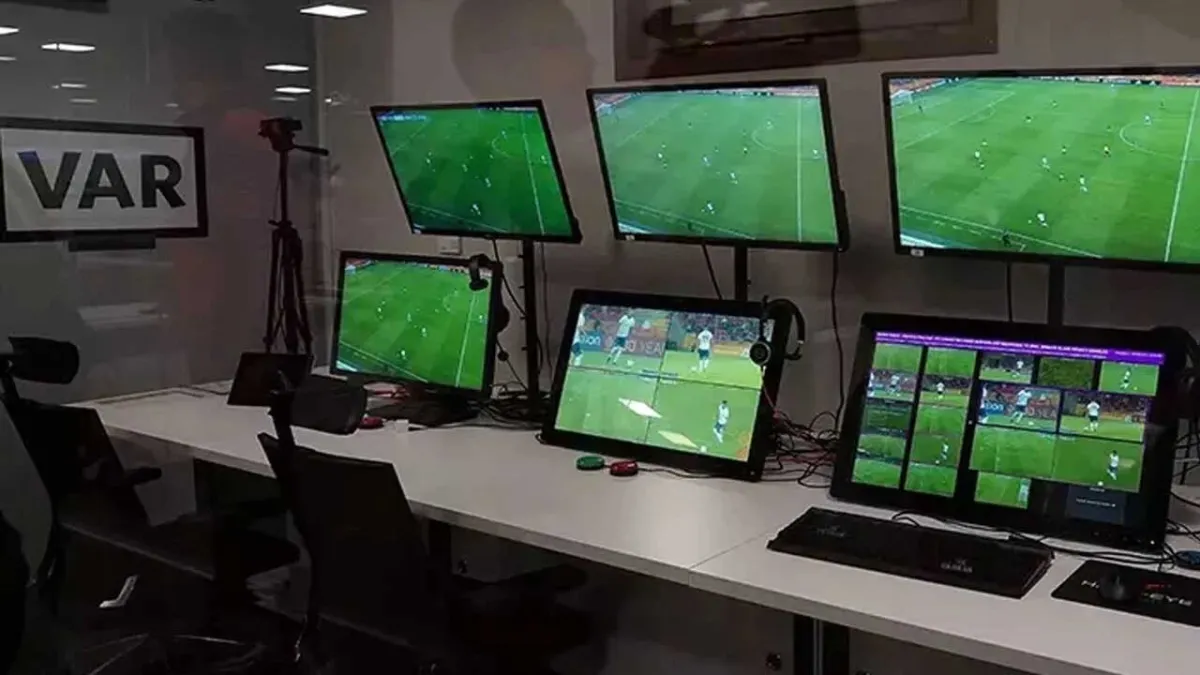 FIFA'dan VAR'a büyük yenilik: Korner ve ikinci sarı kart kararları artık VAR kapsamında olacak haberinin görseli