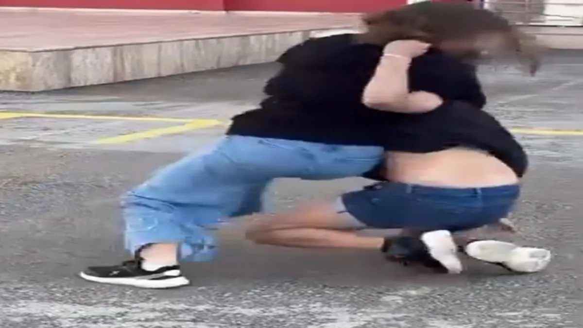 İlkokul bahçesinde akran şiddeti dehşeti: 11 öğrenci arkadaşını tekme tokat dövdü haberinin görseli