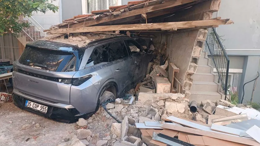 İzmir haber: Bayraklı'da kontrolden çıkan otomobil kömürlüğe daldı: Karı koca yaralı