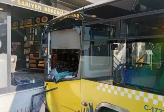 Üsküdar'da korkunç kaza: İETT otobüsü kontrolden çıktı, börekçiye daldı!