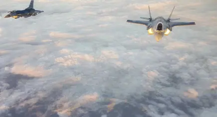 ABD'de F-16 savaş uçağı düştü