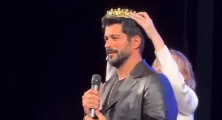 Burak Özçivit’e Rusya’da ‘Kral’ unvanı! 20 milyon TL aldığı etkinlikte kral tacı taktılar