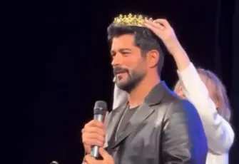 Burak Özçivit’e Rusya’da ‘Kral’ unvanı! 20 milyon TL aldığı etkinlikte kral tacı taktılar