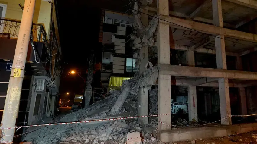 İzmir’de kontrolsüz yıkım: Beton bloklar eve zarar verdi