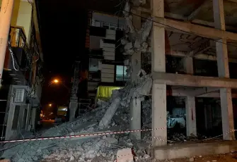 İzmir’de kontrolsüz yıkım: Beton bloklar eve zarar verdi
