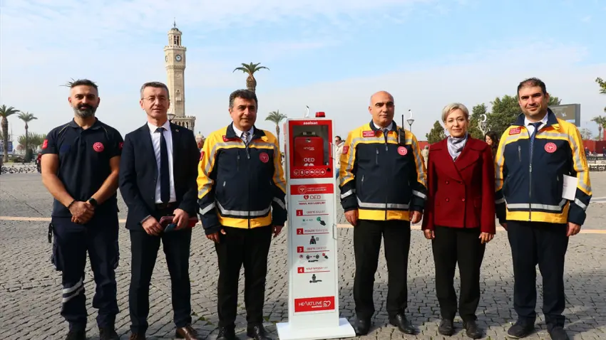 İzmir meydanlarına hayat kurtaracak cihaz yerleştirildi