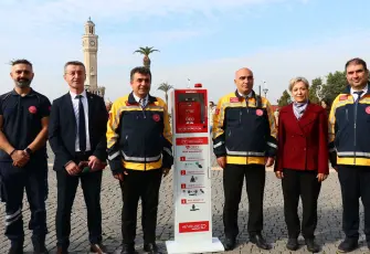 İzmir meydanlarına hayat kurtaracak cihaz yerleştirildi