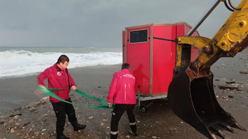 Antalya’da fırtına ve sağanak: Denize sürüklenen karavandaki turistler kurtarıldı