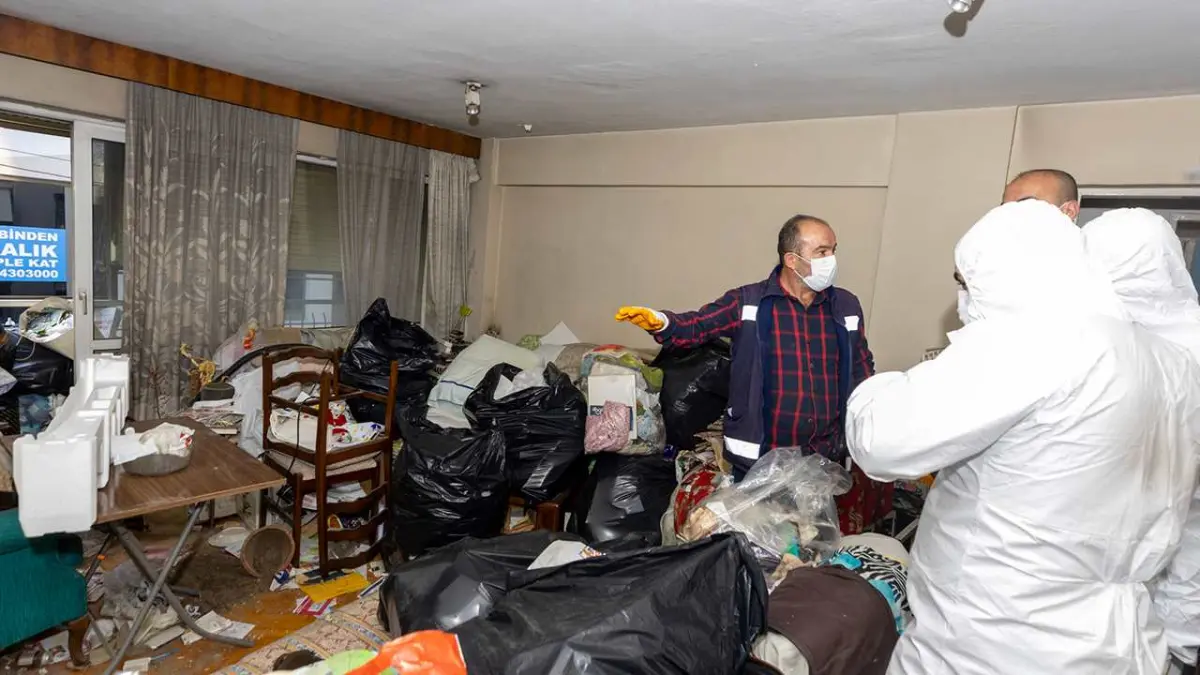 Evin içinden 4 kamyon atık çıktı haberinin görseli