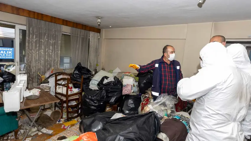 Evin içinden 4 kamyon atık çıktı