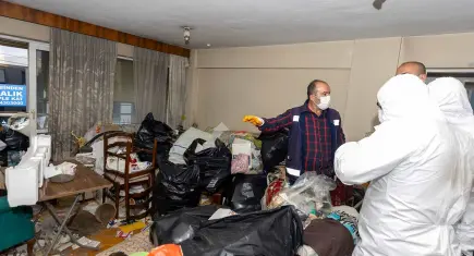 Evin içinden 4 kamyon atık çıktı